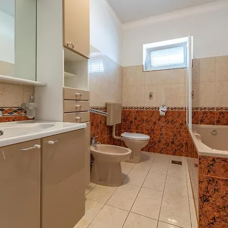 2 Bedroom Beautiful In Apartment *