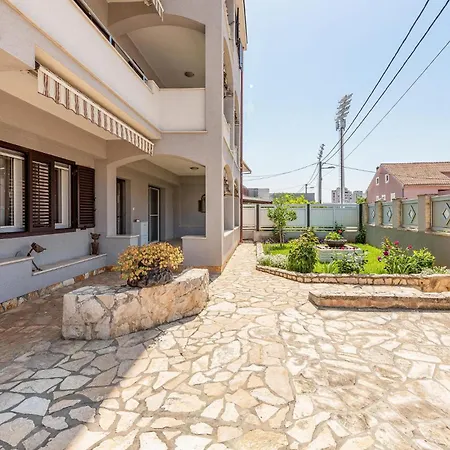 2 Bedroom Beautiful In Apartment Zadar