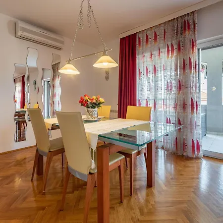 2 Bedroom Beautiful In Apartment Zadar