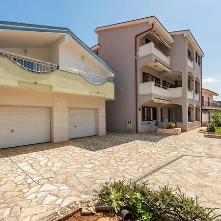 Apartment 2 Bedroom Beautiful In