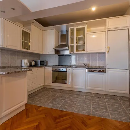 2 Bedroom Beautiful In *